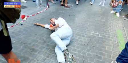 La caída de un reportero de 'Espejo público' en la carrera de tacones del Orgullo de Madrid