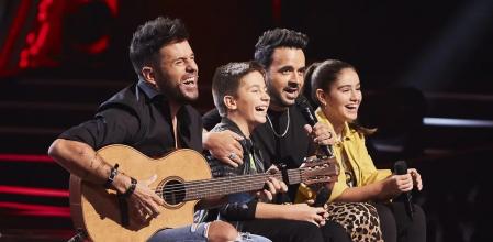 Luís Fonsi canta 'Yo no me doy por vencido' con Pablo López en la guitarra y los concursantes David y Ana