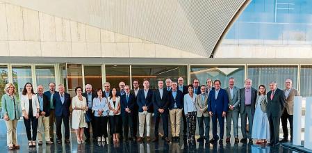 Encuentro grupo de Harvard de Pedro Nueno en el IESE, Madrid. Anna Birules, Antonio Gonzalez Barros, Carles Marti Batera, Fernando Casado, Fernando Serrete, Gabriel Cortada, Gabriel Masfurroll, Grard Duelo, Ignacio Garcia-Nieto Portabella Jordi Nadal, Jose Maria Montuenga, Josep Maria Romances, Lidan Qi, Liling Qi, Luis Fernandez, Manel Perez, Michael Goldenberg, Pere Botet Pladevall, Piergiorgio Sandri, Ramon Faus, Salome Cañete Vicenç Hernandez, Yolanda Serra, Cristina Garmendia, Susana Rodriguez