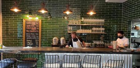 Sergio Le Chich y Samuel Heras en la barra de la taberna Marzeah