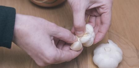 Separa el diente de ajo