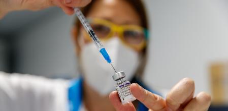 WiZink Center segunda dosis de Janssen. La dosis de refuerzo de Pfizer y Moderna Coronavirus Covid-19 Vacunas