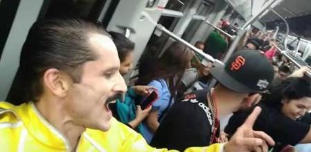 El imitador de Freddie Mercury que convierte los aburridos trayectos en metro en una fiesta