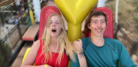 Sube a una montaña rusa y se hace viral por sus inquietantes y surrealistas expresiones