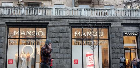 Un hombre pasea frente a un establecimiento de Mango en Ucrania