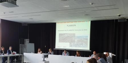 El conseller Joan Ignasi Elena se reúne con 31 alcaldes de los municipios que forman parte del Plan de emergencias químicas de Tarragona, el 14 de julio de 2022.