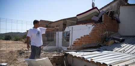 Parte de una demolición en un chalet sin avisar a sus inquilinos. Khalid Baya enseña los desperfectos