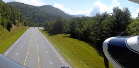 Captan el brutal aterrizaje de emergencia de un avión averiado en una carretera transitada