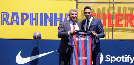 Laporta y Raphinha en la presentación del brasileño