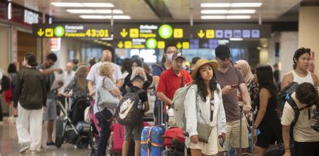 GRAFCAT9779. EL PRAT DE LLOBREGAT (BARCELONA) (ESPAÑA), 12/07/2022.- Aspecto de la Terminal 2 del aeropuerto de El Prat-Barcelona este martes en que huelga de tripulantes de cabina de Ryanair ha provocado ya ocho cancelaciones de vuelos, de los que cuatro corresponden a salidas y otros cuatro a llegadas de aeronaves, así como una quincena de retrasos. EFE/Marta Pérez