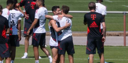 Robert Lewandowski despidiéndose de Thomas Müller