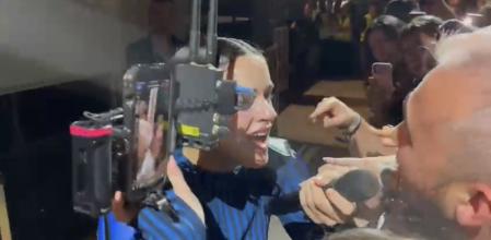 .La catalana bajó del escenario para cantar con los fans de primera fila cuando se produjo uno de los momentazos de la noche