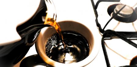 Un doctor alerta sobre el peligro del truco viral de la cafetera con leche y chocolate que circula por redes