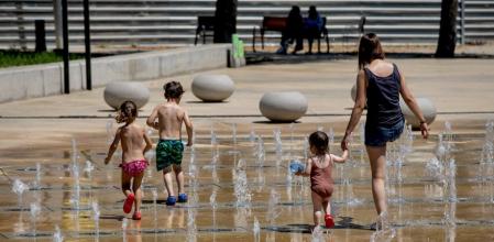 FOTO ALEX GARCIA OLA DE CALOR. VECINOS DE SANT ANDREU SE REFRESCAN EN UNA FUENTE PUBLICA 2022/07/17