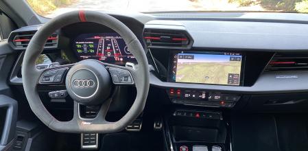 El volante es de Alcántara y la instrumentación presenta gráficos específicos&nbsp;