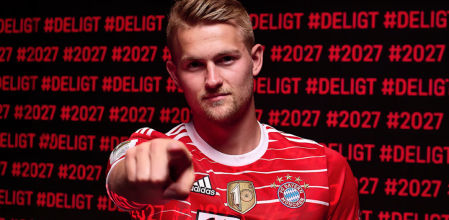 De Ligt posa con la camiseta del Bayern Munich.