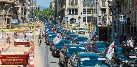 Manifestación de vehículos VTC contra la nueva norma de los Taxistas.