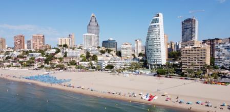 La peculiar forma del nuevo rascacielos de Benidorm llama la atención sobre el skyline de su playa de Poniente.