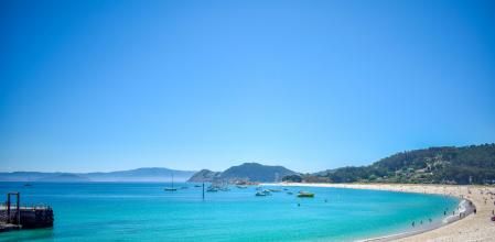 Está ubicada en el parque nacional de las Islas Cíes