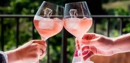 Imagen promocional de cava con hielo de una conocida marca de espumosos