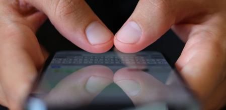 Una persona usando WhatsApp