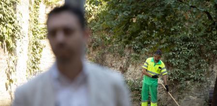 Minutos antes de empezar la rueda de prensa en los jardines de Mercè Vilaret llegó una brigada de limpieza municipal