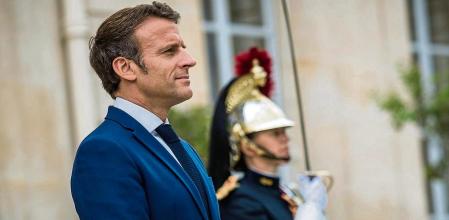 Paris (France), 20/07/2022.- French President Emmanuel Macron attends to welcomen Palestinian President Abbas upon his arrival at the Elysee Palace for a meeting in Paris, France, 20 July 2022. (Francia) EFE/EPA/CHRISTOPHE PETIT TESSON