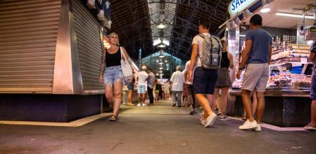 El uso intensivo de la Boqueria ha dejado su pavimento muy deteriorado