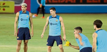 Las Vegas (United States), 22/07/2022.- FC Barcelona player Robert Lewandowski (2-L) and and Ronald Araujo (L) participate in the open training session of the team in Las Vegas, USA, 22 July 2022. FC Barcelona will play against Real Madrid in a pre-season friendly soccer match on 23 July 2022. (Futbol, Amistoso, Abierto, Estados Unidos) EFE/EPA/Marcin Cholewinski POLAND OUT