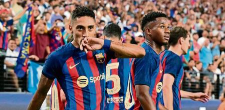 Barcelona's Raphinha celebrates with teammates after scoring during the international friendly football match between Barcelona and Real Madrid at Allegiant Stadium in Las Vegas, Nevada, on July 23, 2022. (Photo by Frederic J. BROWN / AFP)