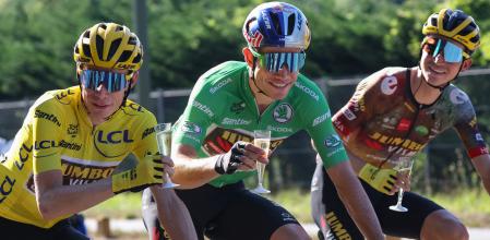 Vingegaard, Van Aert y Kuss celebrando la victoria del danés en el Tour de Francia 2022.