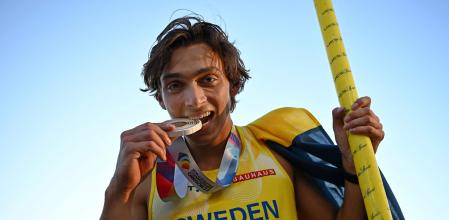 Armand Duplantis, con su título y su récord, este domingo en Eugene