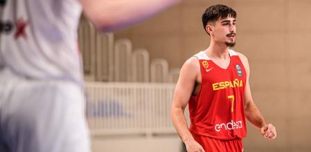 Guillem Ferrando durante un partido del Europeo sub-20 de 2022 con España