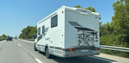 Una autocaravana circula por la autopista AP-7 