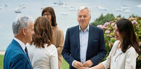 GRAFCAV8261. SAN SEBASTIÁN, 25/07/2022.- La ministra de Justicia, Pilar Llop, saluda al presidente del Tribunal Superior de Justicia del País Vasco, Iñaki Subijana (i), durante la inauguración este lunes del curso de verano de la UPV-EHU 