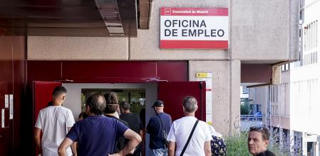 Cola en una oficina de Empleo en Madrid, a inicios de mes