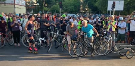 Una bicicleta blanca se convierte en el símbolo del recuerdo.