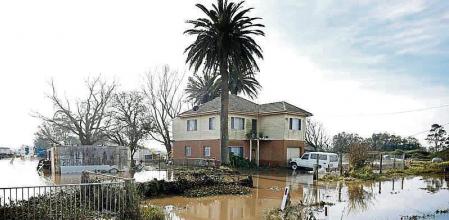 Millers Forest (Australia), 11/07/2022.- Floodwaters recede around this house in Millers Forest, New South Wales, Australia, 12 July 2022. The clean up gets underway throughout the Hunter Valley following the unprecedented floods that hit the area. (Inundaciones) EFE/EPA/DARREN PATEMAN AUSTRALIA AND NEW ZEALAND OUT