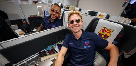 Frenkie de Jong y Memphis Depay en el vuelo que llevó al Barça a Miami para iniciar la gira americana que finalizará el 31 de julio