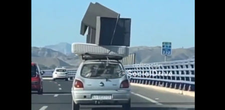 Este coche sobrecargado compromete la seguridad vial