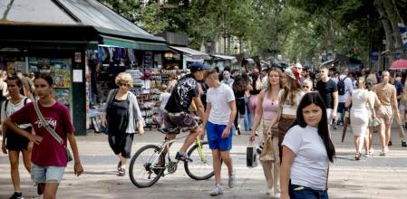 FOTO ALEX GARCIA REPORTAJE SOBRE LA RAMBLA. LA ARTERIA DE CIUTAT VELLA RECUPERA LA VITALIDAD TRAS LA PANDEMIA DE COVID. REGRESA EL TURISMO MASIVO Y SE REVIGORIZA EL COMERCIO. PERSISTEN COMPORTAMIENTOS INCIVICOS Y EL CUTRERIO AMBIENTAL 2022/07/06