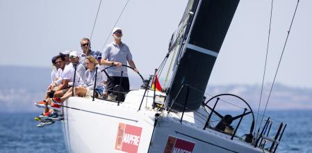 El Rey, a bordo del 'Aifos', este domingo en aguas de la bahía de Palma