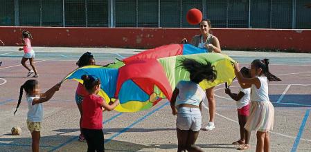MADRID, 21/07/2022.- La llegada del verano acentúa las desigualdades y pone aún más en riesgo la salud de los cerca de 3 millones de niños que viven en España en situación de exclusión social, tras el cierre de los comedores y las actividades deportivas y de ocio que realizan en los colegios. Asociaciones como Educo, Save the Children o Nazaret trabajan durante este verano para paliar los efectos de la pobreza en los menores a través de campamentos y otras actividades que ofrecen la oportunidad de disfrutar de ocio y socializar con otros niños, olvidando durante esas horas los problemas económicos que viven cada día en sus hogares. EFE/ Eva Iglesias