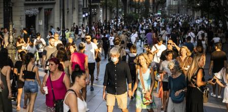 FOTO XAVIER CERVERA 30/07/2022 ALGUNA MASCARILLA EN LA CALLE (por ejemplo a la salida del metro) o de NORMALIDAD ABSOLUTA EN LAS CALLES para apertura Sociedad del domingo para el lunes en que analizamos la evolución de la pandèmia de covid, si es la más larga, la más impredecible, que el virus no desaparecerá, si habrá más olas... (imagenes en el centro d Barcelona, portal de l angel, plaça catalunya, les rambles, y ronda st Pere /rbla Catalunya)
