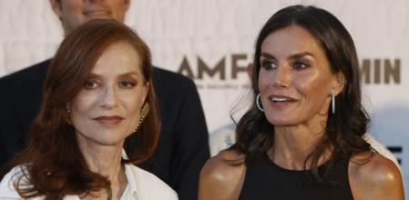 PALMA, 31/07/2022.- La reina Letizia y la actriz francesa Isabelle Huppert (i) a su llegada hoy domingo a la clausura del Atlántida Mallorca Film Fest que se celebra en el Centro Cultural La Misericordia de Palma de Mallorca. EFE / Ballesteros.