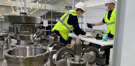 Operarios en una fábrica en Francia, a finales de junio