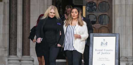 La madre de Archie Battersbee, Hollie Dance, saliendo de Reales Tribunales de Justicia de Londres este lunes.