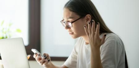 Mujer enfadada con llamada telefónica