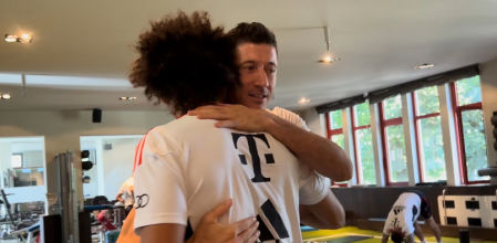 Lewandowski se abraza con uno de sus excompañeros en las instalaciones del Bayern.