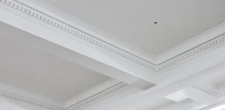 Lanza un pepinillo de una 'cheeseburger' al techo y pide 6.000 euros por su obra de arte